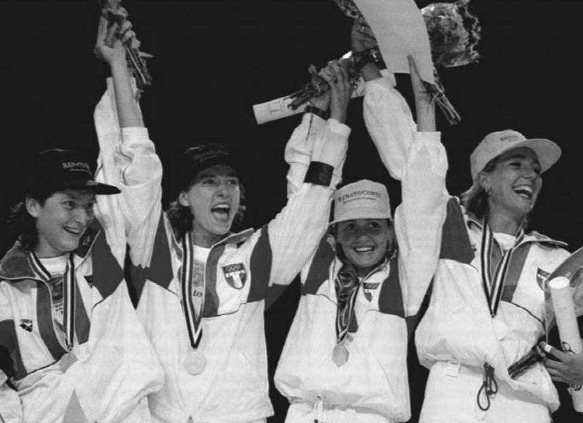 Mondiali 1995, L’Aja, oro. Valentina Vezzali, Diana Bianchedi e Giovanna Trillini. In squadra c’era anche Francesca Bortolozzi. (Ansa) 